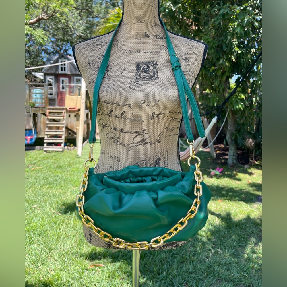 Crossbody bag free size no brand names. It’s very beautiful pretty